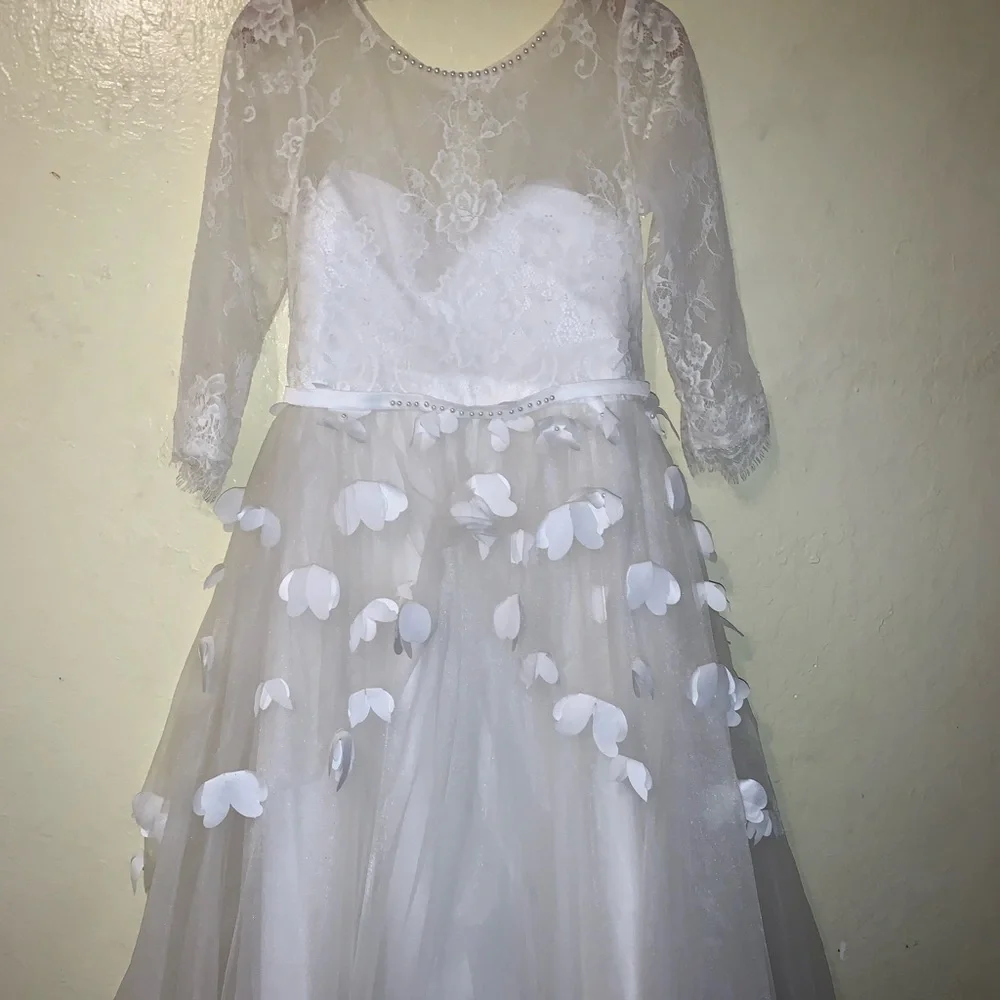White flower girl dress with flower petals - Picture 3 of 5
